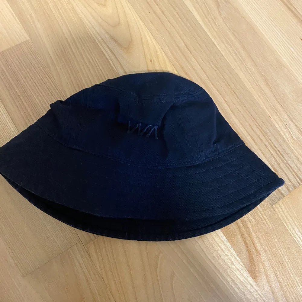 En svart buckethat, one size. ingen aning om vad det är för märke. . Accessoarer.