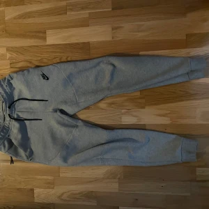 Nike tech fleece  - Köpta från Nikes hemsida och är i väldigt bra skick. 