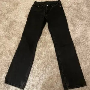 Snygga jeans från Weekday i modellen ”Pin” och storlek 25/30! De är sydda mellan benen, men det är inget man tänker på när man har dem på sig 😇 