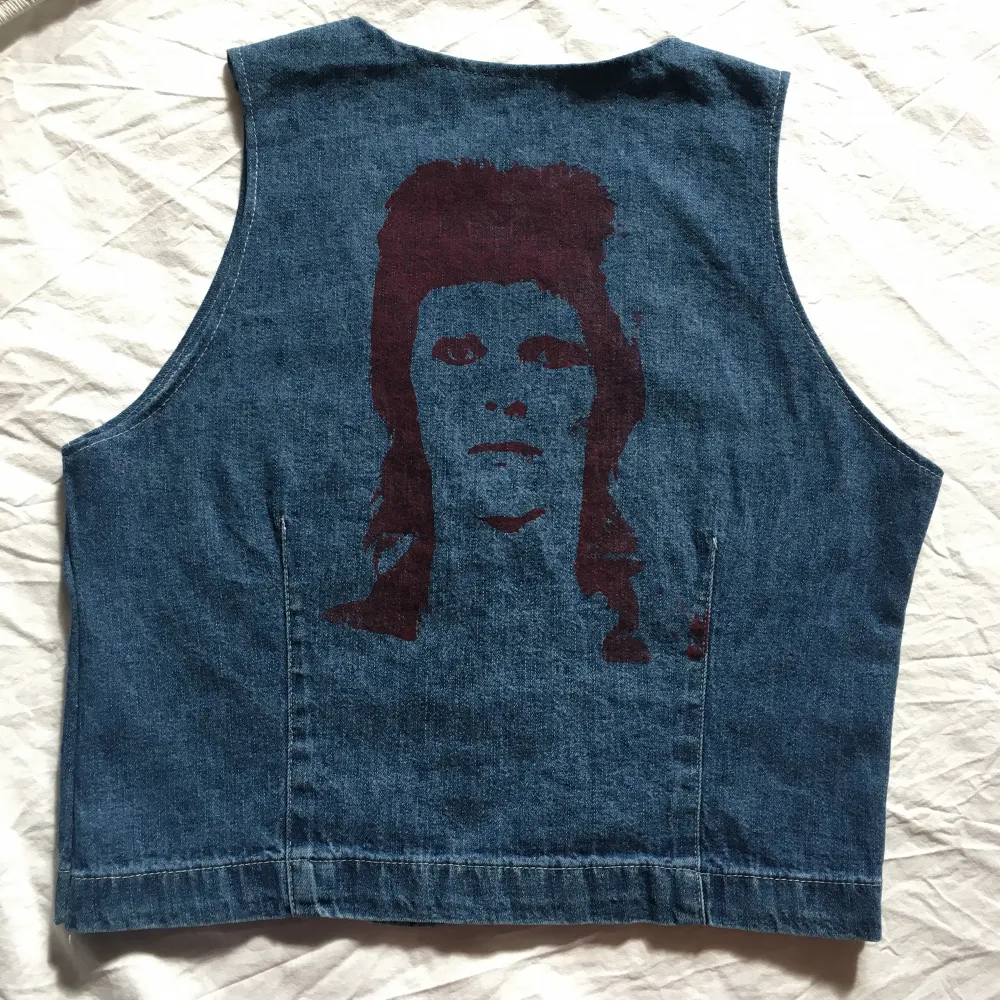 Jeansväst med handtryckt David Bowie tryck på! (Trycket håller i tvätten). Toppar.