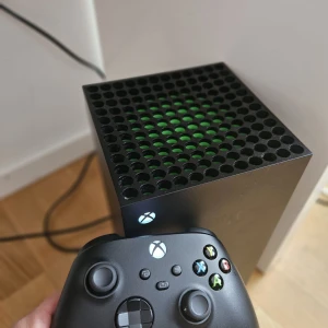Xbox Series X  - Hej, säljer nu min Xbox Series X har använt den bara två gånger under vintertiden. Några spel hänger med nästa helt ny säljer den pågrund av flytt.  skickas via Postnord,dhl Men ni står för frakten.  Söker efter seriösa köpare 