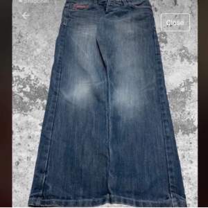 Straight-leg/baggy lågmidjade jeans. Köpte dem här på Plick men säljer då de inte passade, första bilderna är från förra ägaren 🫶