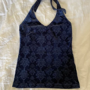 Halternecktopp - Glittrig halternecktopp i sammet. Köpt secondhand. 