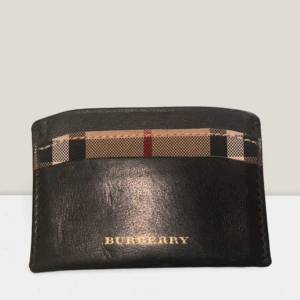 Jävligt najs burberry plånka - Skön plånka som får damerna att tappa hakan! Du glänser med burberry plånkan från HH, dessutom i väldigt bra skick 9/10 och säljs exklusivt för 699 rixdaler! Fråga efter mer bilder om du är osäker