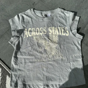 Topp - Helt oanvänd topp från H&M. Kortärmad så passar bra till sommaren. Är i en gråblå färg. 