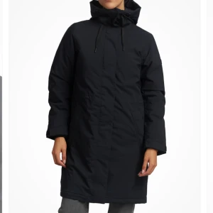 Peak Performance Dam Unified Parka Mörkblå - Säljer mina fina trogna höst/vinterjacka som är fortfarande i väldigt fint skick! Den är i mörkblå och är både vind och vattentät.  Egenskaper  Outdoor  Andningsbart material  Vattentät  Syntetisk isolering  Vindtät  nypris : 3600 kr