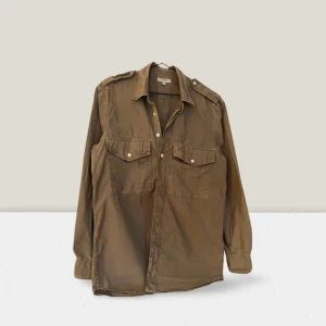Khaki burberry overshirt  - Riktigt snygg burberry overshirt i bra skick 9/10, köptes i london på butik och kvitto finns! Broderad logo på bröstet, och en fashionabel khakifärg på tyget. Mycket stilrent!  Säljs NU för bara 699 pix! 