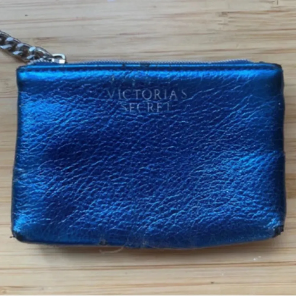 Säljer denna plånboken från Victorias secret. Ganska dåligt skick men fortfarande söt❤️. Accessoarer.