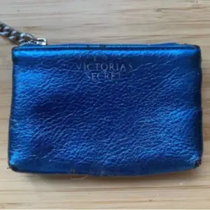 Säljer denna plånboken från Victorias secret. Ganska dåligt skick men fortfarande söt❤️
