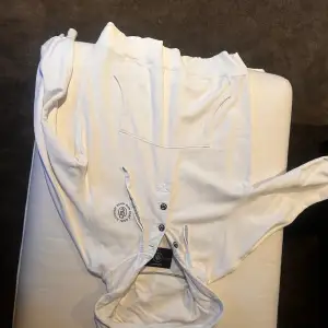 Riktigt fin vit Gant hoodie i nyskick. Köpt för ett tag sedan och använd väldigt få gånger.   Nypris: 1600kr  Mitt pris: 399kr  Storlek: L  Köpare står för frakt  
