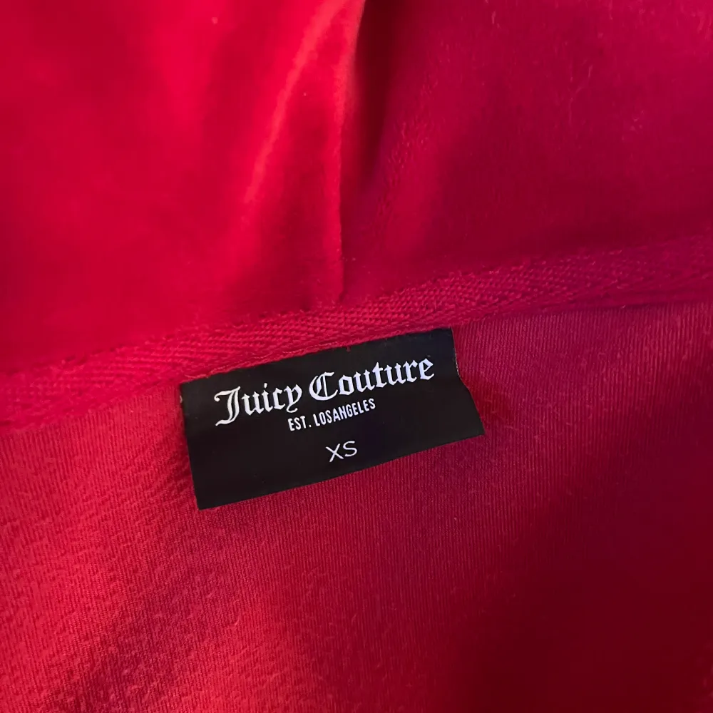 Rött Juicy couture set i bra skick, knappt använda, säljer för att de inte används. Skriv gärna om du har frågor💕 . Jeans & Byxor.