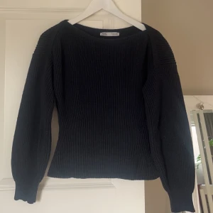 Stickad tröja Zara - Säljer denna supfina tröja från Zara! Den är använd ett fåtal gånger och har inga defekter💗 Är i strlk S och för fler bilder eller frågor skriv privat!🙌🏼