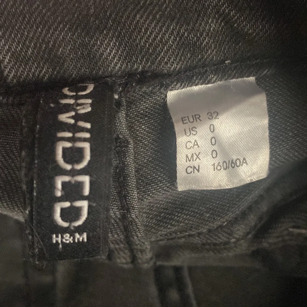 Super snygga lågmidjade jeans från H&M Divided🤍I storlek 32, passar nog dig som är 165-171💞Köpte för 300kr. Lite upp skrapade där nere🙏Skriv för mer frågor och bilder!. Jeans & Byxor.