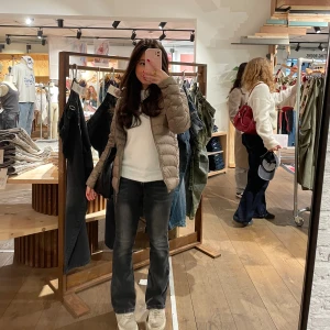 Uniqlo jacka  - Super fin jacka nu till våren från Uniqlo!!💓 Färgen är ljusare i verkligheten så mer beige aktigt. Kom priv för mer bilder!!