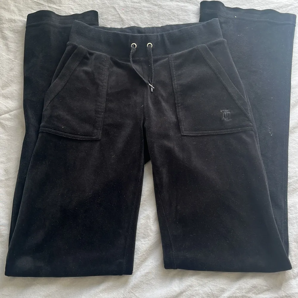 Inte använda så många gånger, trådarna längst fram saknar ”paljetter” elr vad mans ska säga, men annars är de som helt nya💓 original pris: 1100kr köpta på Nelly.com. Jeans & Byxor.