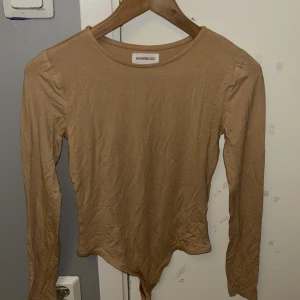 Beige body - Oanvänd body från Even&Odd. Materialet är jätteskönt och stretchigt