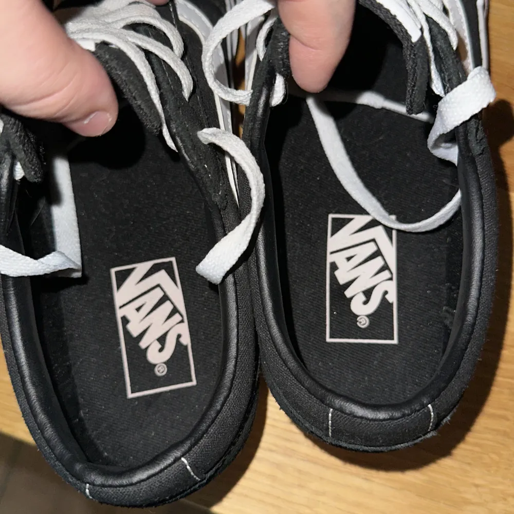 Ett par Vans skor i nyskick. Aldrig använda endast testa dom på en gång, legat i kartongen sedan dess. Nypris 850kr. Skor.