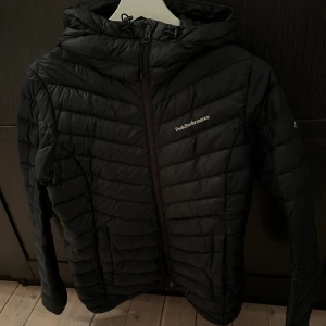 Peak performance jacka  - En väldigt fin peak performance jacka som är använd 4 gånger och sedan bara hängt i garderoben. Nypris 2800kr  