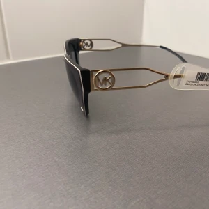 NYA MICHAEL KORS SOLGLASÖGON  - Helt nya Michael kors solglasögon kostar 2600 kr i butiken endast testade pris lappar kvar 