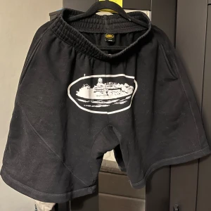 Corteiz Shorts  - Tjena säljer ett par Corteiz shorts i storlek L. De har änvänts ett par gånger men har dock en defekt, knappen till bakfickan har ramlat av. Skicka gärna frågor vid funderingar eller annat :)