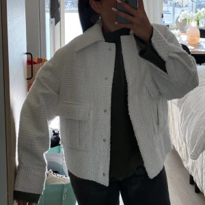 Vit jacka - Super fin vit vårjacka från Gina Tricot! Inköpt förra året i storlek M men är knappt använd pga många likande jackor 🤍.