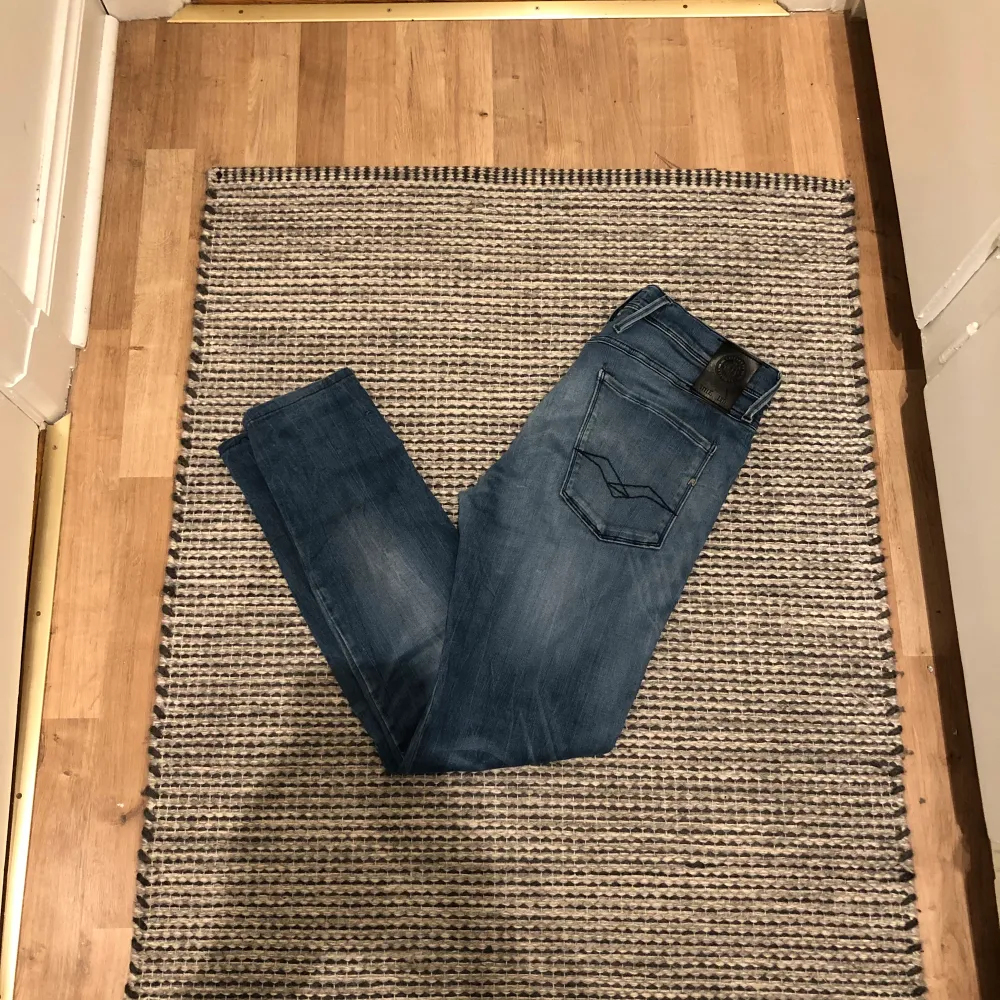 Jeans från replay i mycket bra skick-Storlek W33 L34-modellen är Anbass-killen på bilden är 182-kom dm om du har några funderingar . Jeans & Byxor.