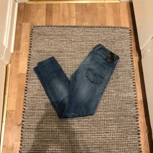 Replay jeans - Jeans från replay i mycket bra skick-Storlek W33 L34-modellen är Anbass-killen på bilden är 182-kom dm om du har några funderingar 
