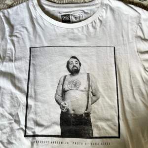 t-shirt med tryck av cornelis vreeswijk. obs!! små fläckars vid underarmarna