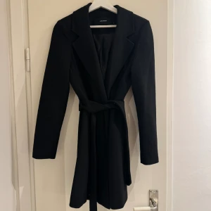 Kappa Svart storlek 36 Dam - Jättefin kappa ifrån Vero Moda, säljer då jag ej använder den längre utan har en liknande jag gillar mer. Perfekt på våren/ hösten 