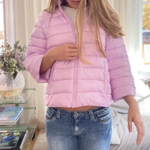 Trekvartärmad jacka  - Säljer min fina jacka köpt här på Plick, då den inte kommit till användning. Bilderna är lånade från första ägare💕