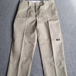 Dickies byxor - Double Knee Arbetsbyxor fån Dickies. Oavända.  Loose fit.  Storlek - W40 L34 