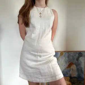 vit elegant klänning från & other stories i storlek 34. passar XS-S. jättefin simpel passform med hål i ryggen. 100% bomull och 100% linne.  perfekt till studenten!!!