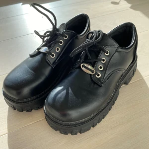 Svarta skor - Ett par svarta skor i storlek 40 men skulle säga att det passar bättre som 39. Vet ej vilket märke då det inte står på skon. Aldrig använda, har bara stått i min garderob.