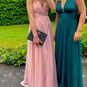 Balklänning - Säljer min jättefina balklänning, endast använd en gång och inga defekter🤍  Köpte den för 3500kr!