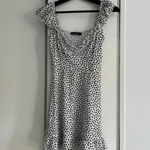 Kort klänning - Jätte söt kort sommarklänning med små hjärtan på. Köpt på Bershka i storlek xs. Använd 1 gång så nyskick 