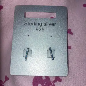 BUDA!! superfina sterling silver 925 örhängen med diamanter 💗