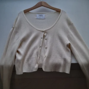Krämfärgad kofta - Säljer denna kofta från zara, har tyvärr ett litet hål vid nacken men drt är inget som syns (därav priset) andvänd ca 3 ggr❤️