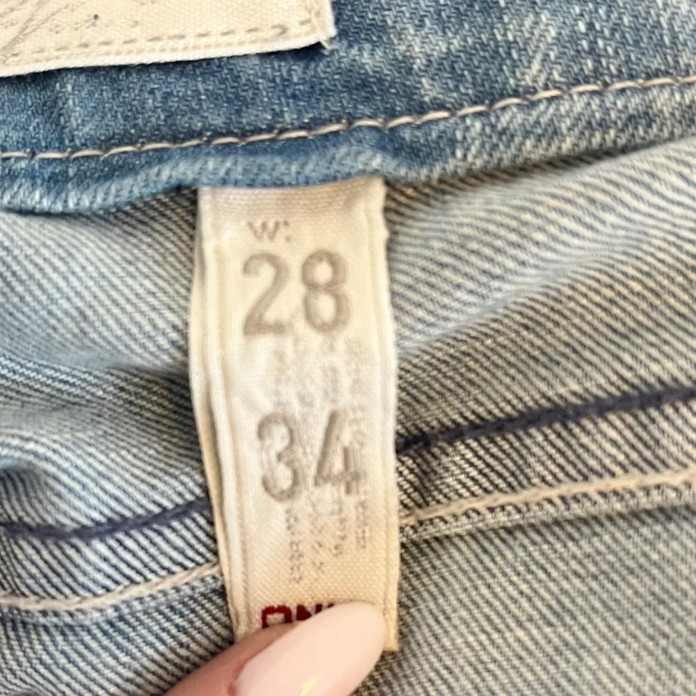 Inga bilder för att de är för små men fråga gärna om yttligare mått. 💙 Så fina och populära Only jeans! Midjemått: 76 cm (omkrets) 💙 Innerbenslängd: 81 cm💙Benöppning: 24 cm💙Midjehöjd: 18 cm💙Lite stretch.. Jeans & Byxor.