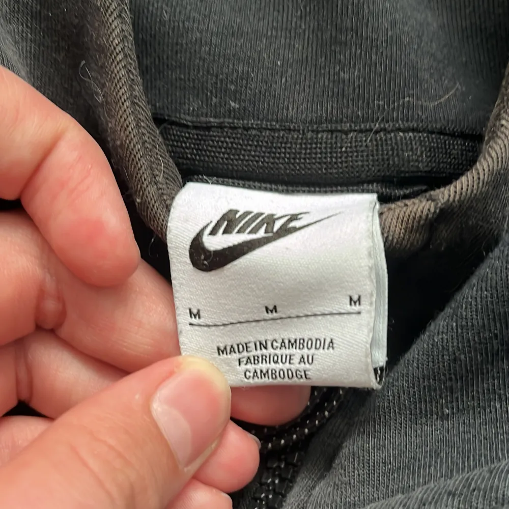 Hej! Jag säljer en Nike tech fleece:) skicket på tröjan är inte det bästa,den är lite solblekt och nopprig:) den är lite mindre i storlek så man tänker på det👍🏻 det är bara att skriva om ni undrar något:). Hoodies.