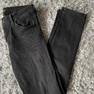 Jack and Jones  - Oanvända Jack and Jones Jens i modellen slim/glenn. Skick 10/10. W30 L32.