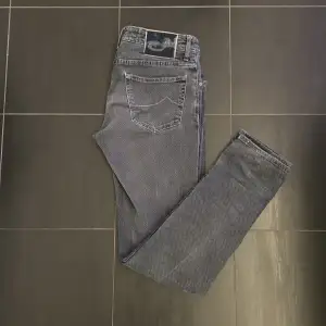 Säljer dessa riktigt snygga Jacob Cohen i unik färg, försiktigt bevarat och är därmed i toppskick! Dom är riktigt eftertraktade och perfekt inför säsongen, exklusivts material och skiljer från andra jeans, där dom är mer mjuka och sköna. Är 178cm.