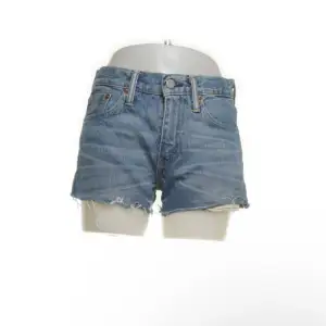 Säljer dessa super snygga jeans shortsen från Levis!!!! Kom med förslag på pris, kan diskuters