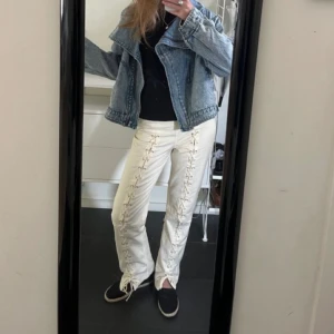 Jeans & other stories  - Jeans från & otherstories i stl 42, på bilden bär jag 38 men 42 är något stora på mig, de är dock väldigt små i storleken🫶🏻🫶🏻 700+frakt