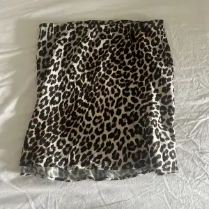 Snygg leopard kjol från h&m🤍 köpt second hand, i väldigt bra skick! Fin att använda som en topp också💘💖