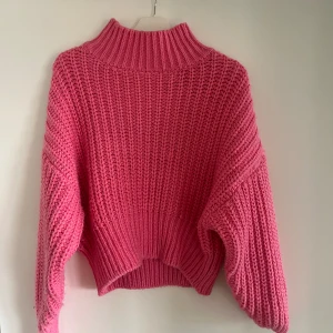 Stickad tröja  - Stickad rosa tröja, knappt använd 