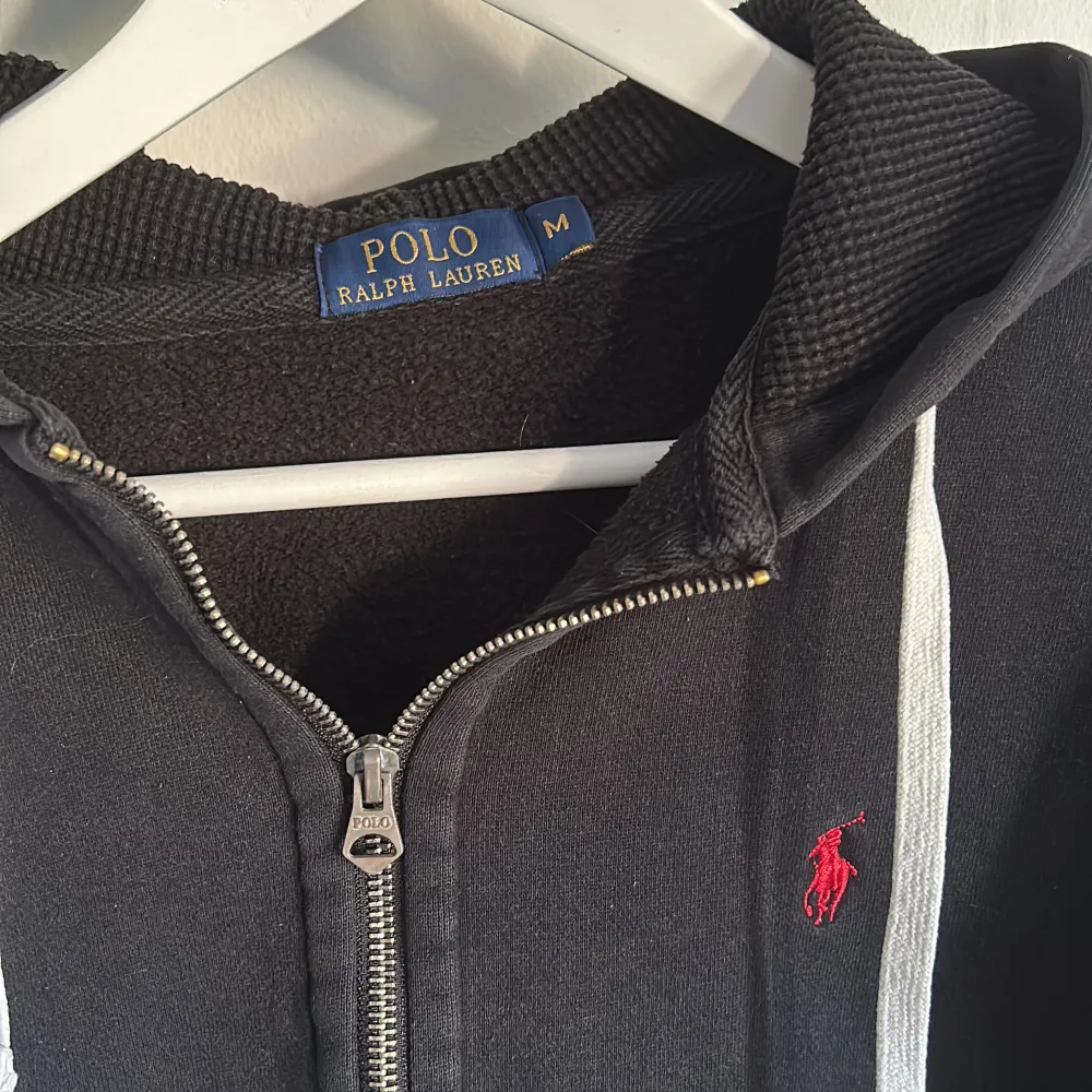 Tja säljer denna feta ralph lauren zipen i storlek M men lite kort, skicket är 7/10 inga defekter hör av vid funderingar!. Hoodies.