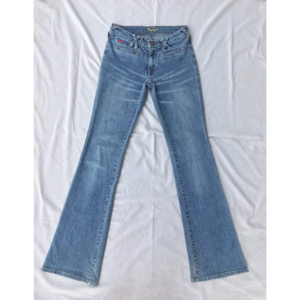 Drömmiga y2k jeans från Crocker med ett unikt utseende. Otroligt fina 💕 färgen är mer som på sista bilden Midja 33 cm + stretch  Innerben 81 cm Jeansen är stretchiga  Perfekt vintage skick. Jeans & Byxor.