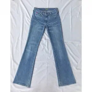 Drömmiga y2k jeans från Crocker med ett unikt utseende. Otroligt fina 💕 färgen är mer som på första bilden Midja 33 cm + stretch  Innerben 81 cm Jeansen är stretchiga  Perfekt vintage skick