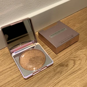 Highlighter  - Ny highlighter i en lyxig förpackingen.