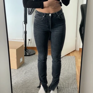 Svarta Jeans - Från ZARA. Jättefina, stretchiga och bekväma jeans från zara som jag har använt men nu vill sälja då min stil har ändrats!